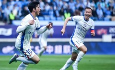 爱游戏电竞-上海申花赢得关键比赛，跻身前列