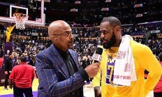 爱游戏app-惊险之战！球队成功击败强劲对手