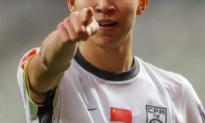 爱游戏app下载-中超传奇球员发挥出色，助球队跻身前列