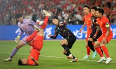 爱游戏vip注册-世界各地的球迷都热切关注着比赛