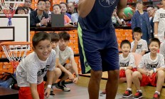 爱游戏入口-篮网队球员互动频繁，积极备战下一场比赛