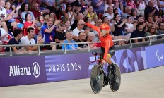 爱游戏教练-比利时选手在自行车比赛中斩获奖杯