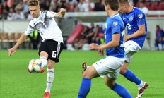 爱游戏课程-足球比赛场上精彩瞬间，动人心弦