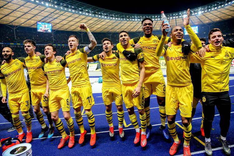 多特蒙德德甲领头羊继续保持领先(多特蒙德状态火爆锁定德甲半程冠军,全队身价首破5亿)