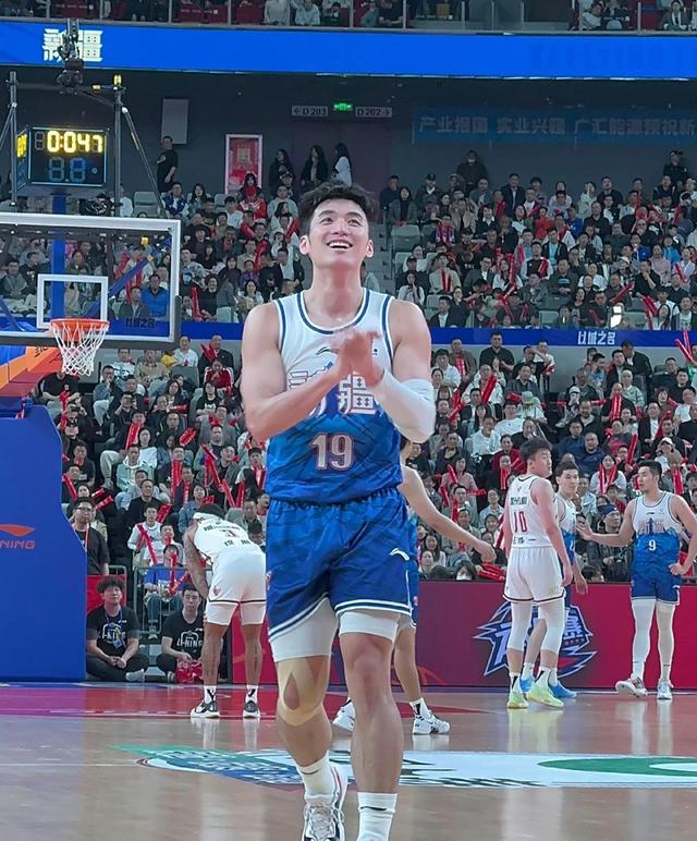 浙江队在CBA季后赛中打出封盖,被誉为全场沸腾 浙江队在CBA季后赛中打出封盖,被誉为全场沸腾