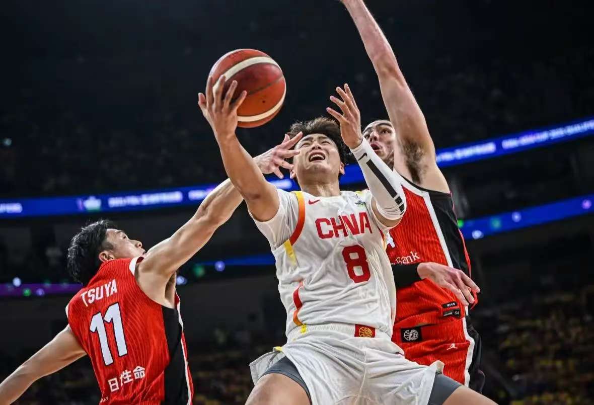 CBA球星精彩绝伦全力以赴争夺胜利