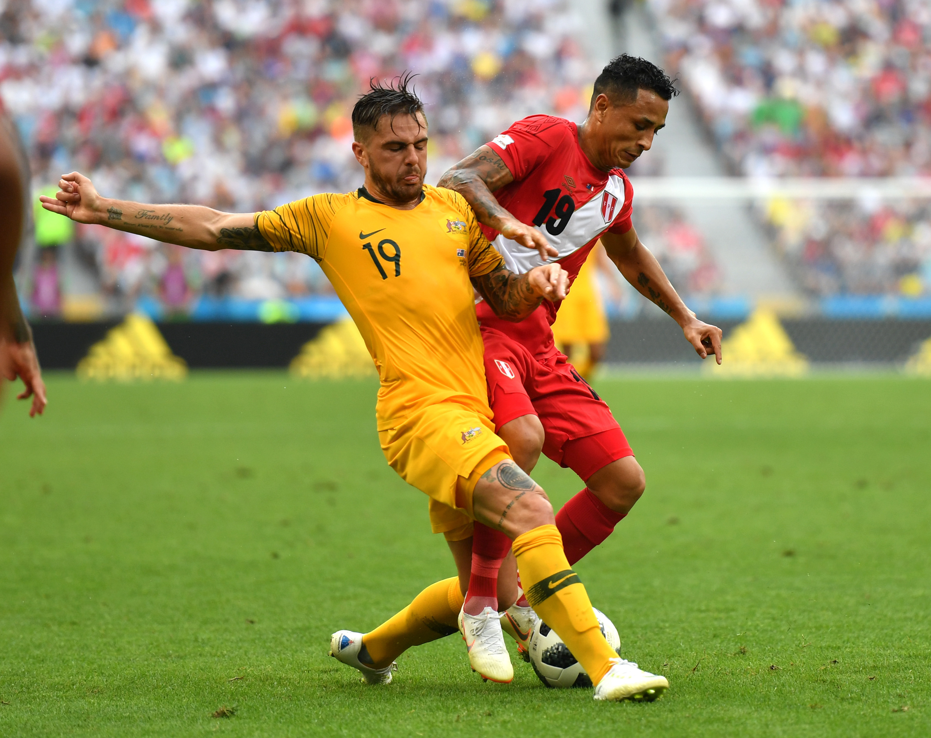 包含秘鲁男子排球队硬战取胜，捧回冠军奖杯的词条