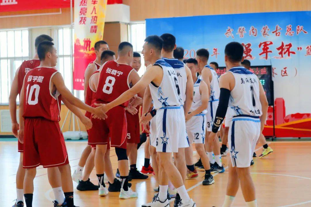 篮球赛场上球队拼劲十足，奋勇争先的简单介绍