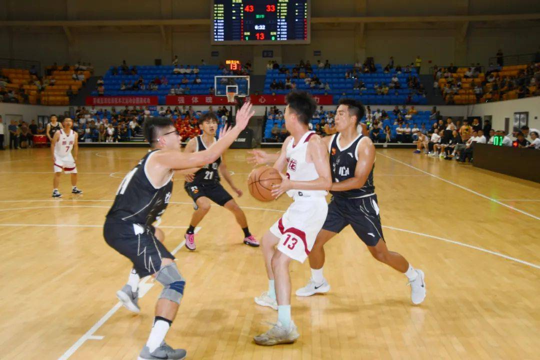 篮球赛场上球队拼劲十足，奋勇争先的简单介绍