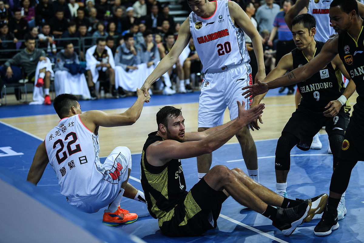 内线火力全开,球队轻松击败对手的简单介绍 内线火力全开,球队轻松击败对手的简单介绍