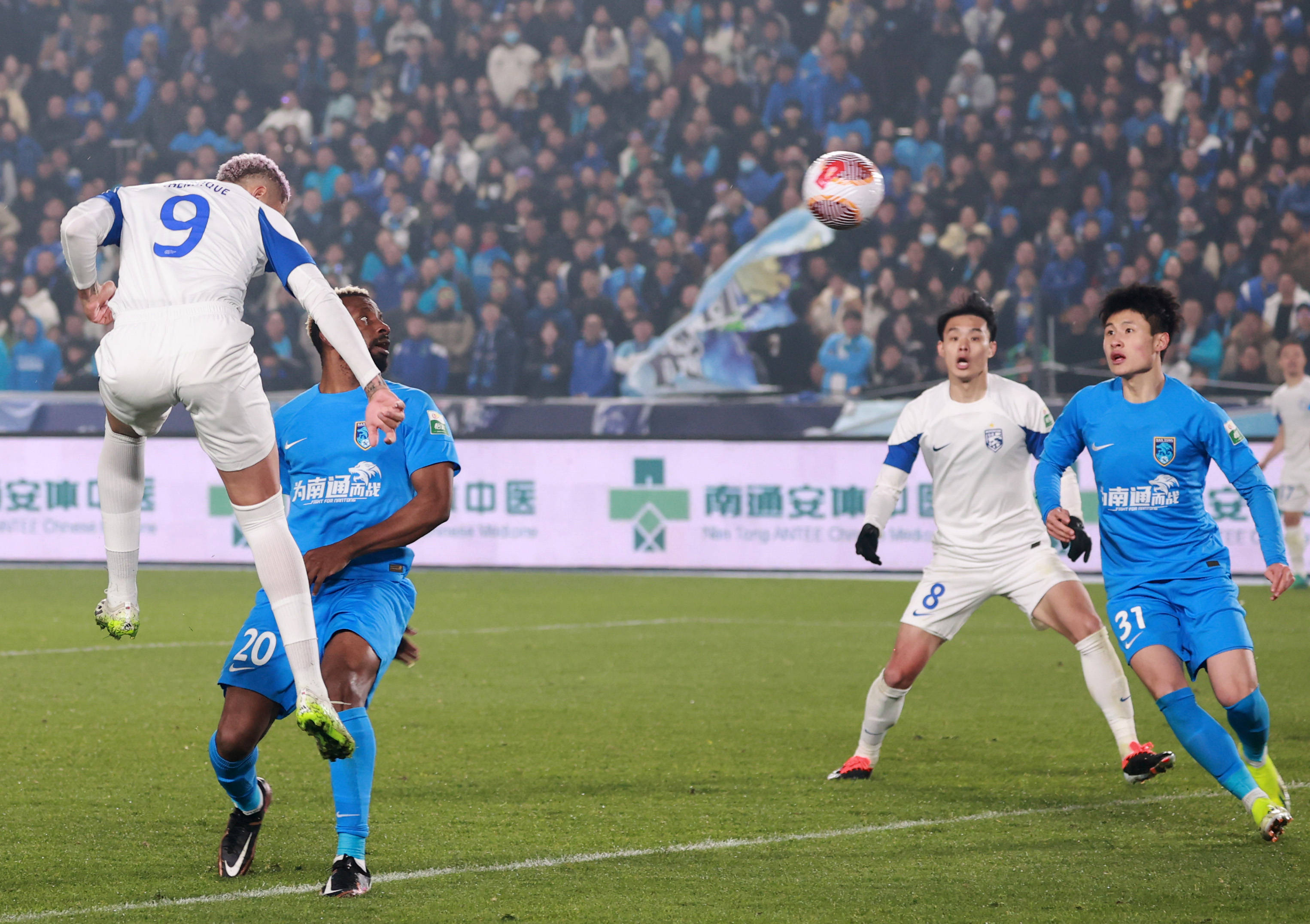 激烈角逐中展现出足球精神和风采 激烈角逐中展现出足球精神和风采