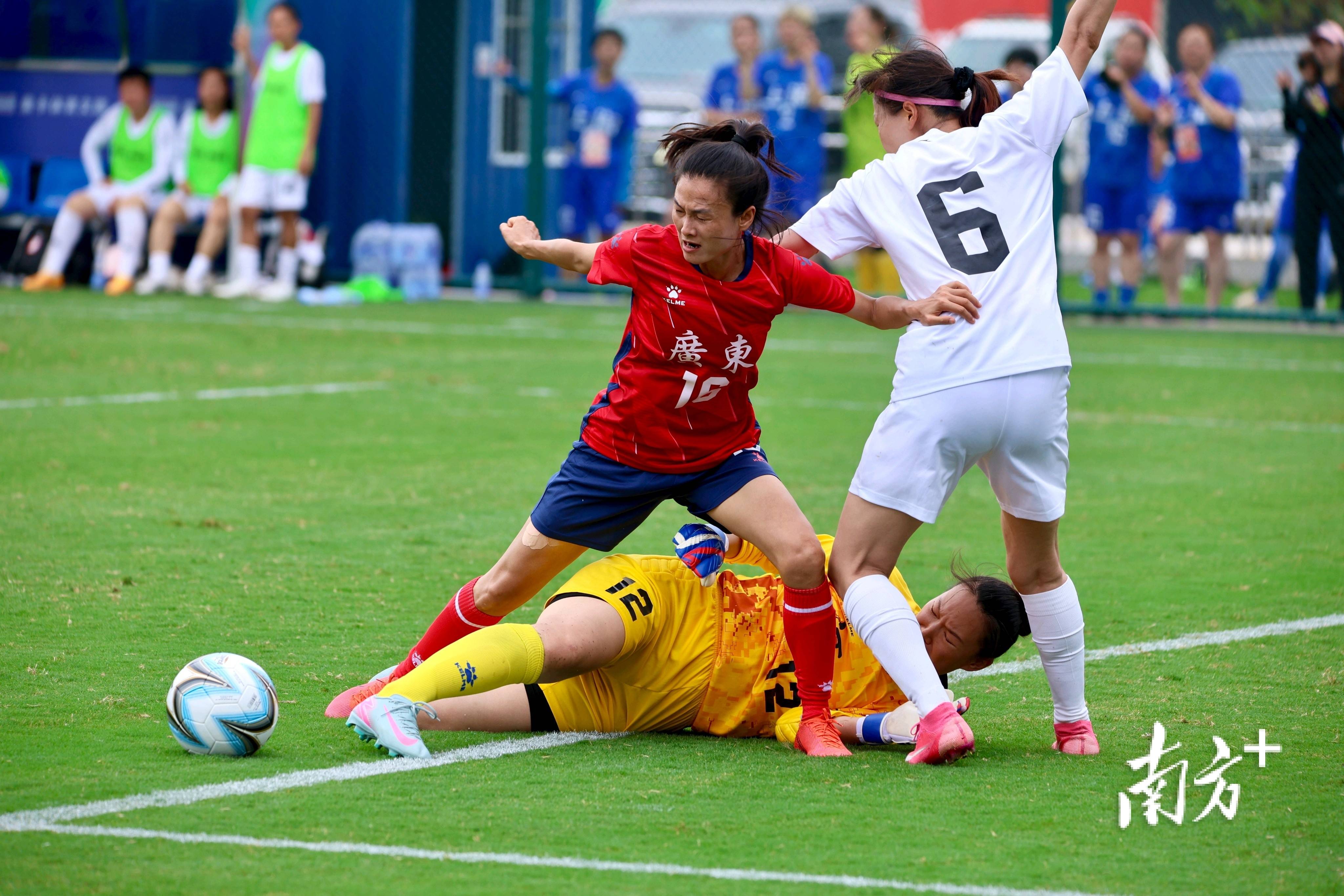 激烈角逐中展现出足球精神和风采 激烈角逐中展现出足球精神和风采