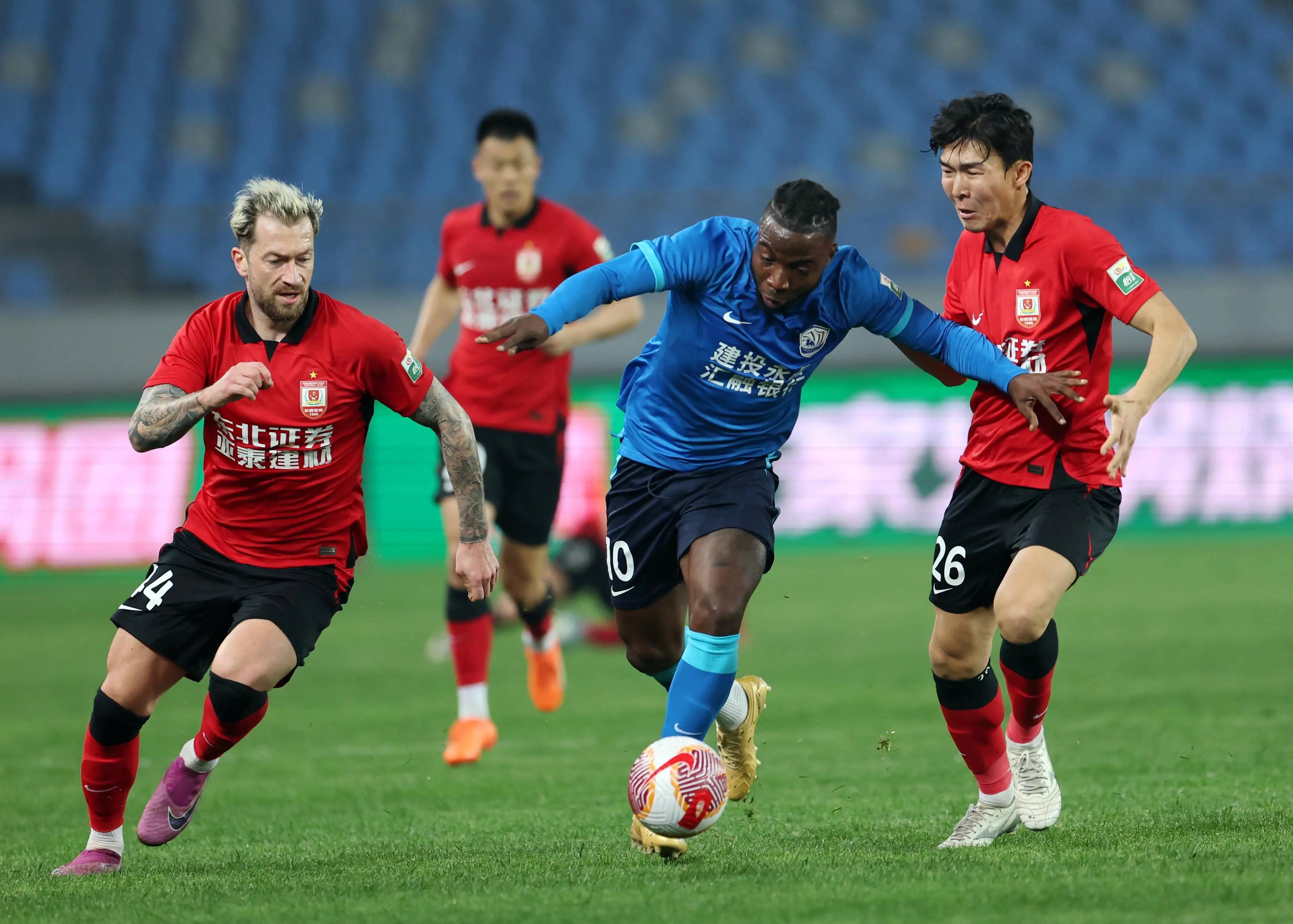 国际足球大赛中中国队发挥出色，引人关注