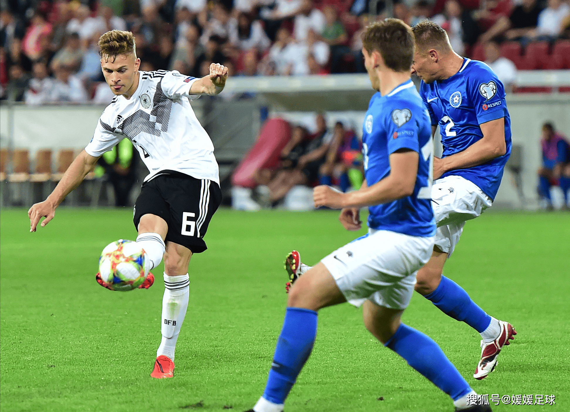 足球比赛场上精彩瞬间，动人心弦