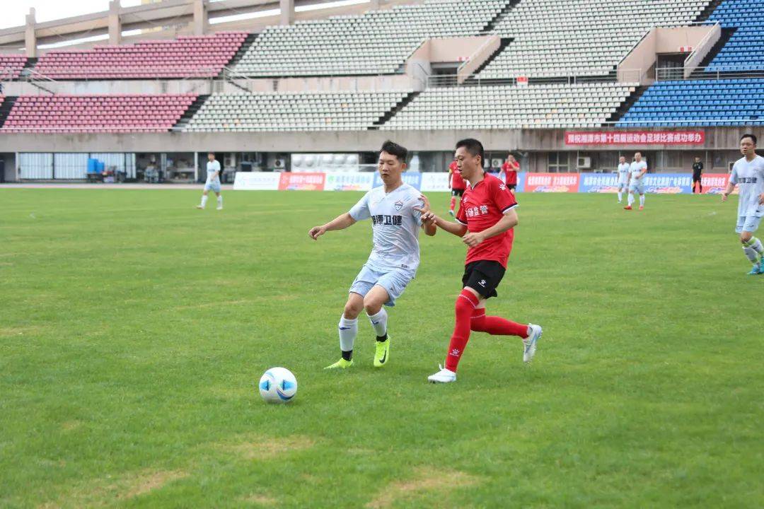 足球比赛场上精彩瞬间，动人心弦