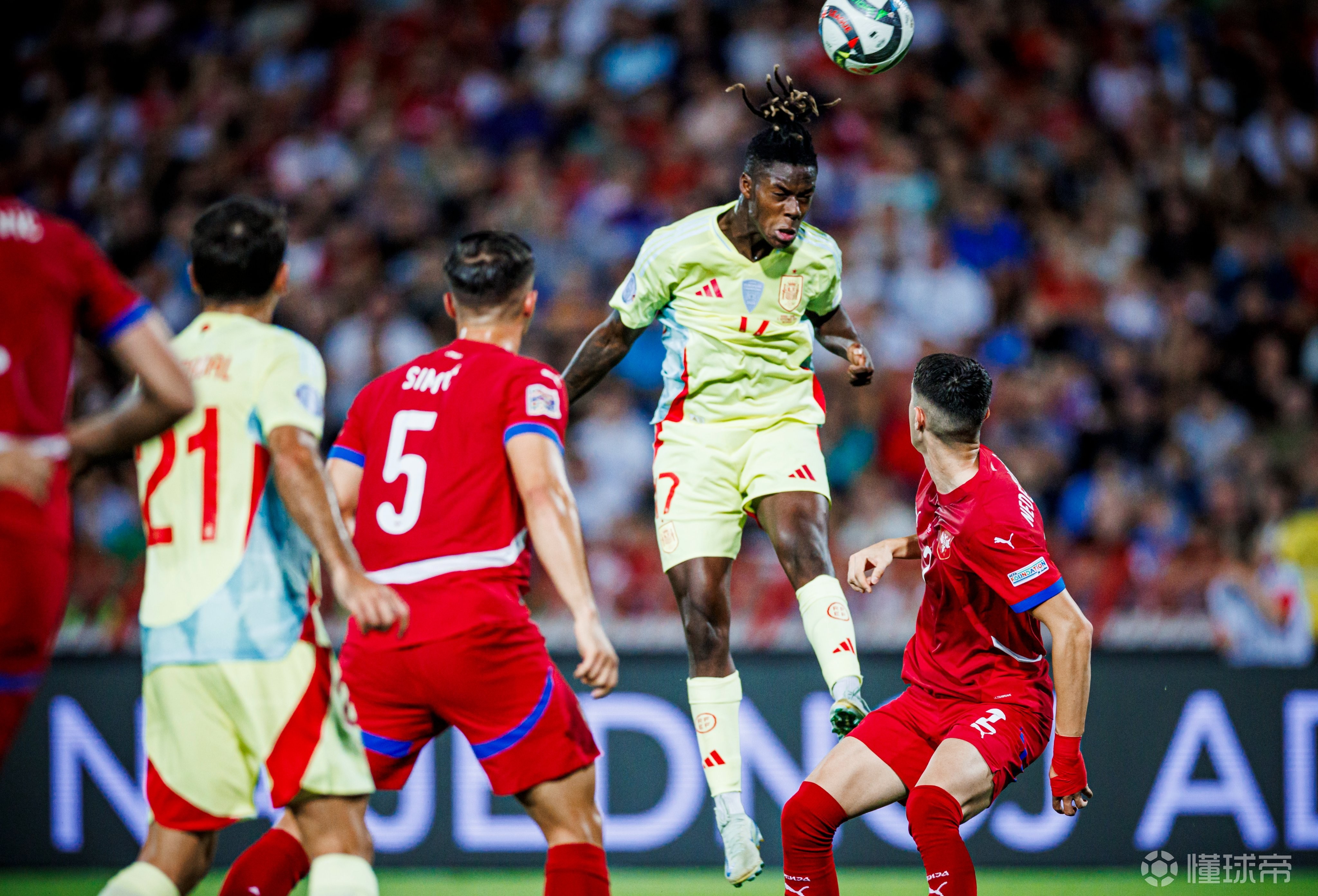 世界杯争夺激烈进行:西班牙队接连斩获胜利的简单介绍 世界杯争夺激烈进行:西班牙队接连斩获胜利的简单介绍