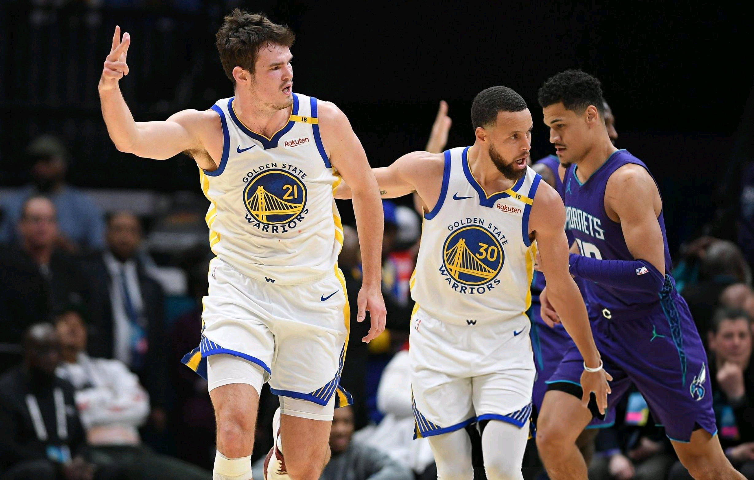 勇士客场击败尼克斯，库里神奇逆转带队获胜