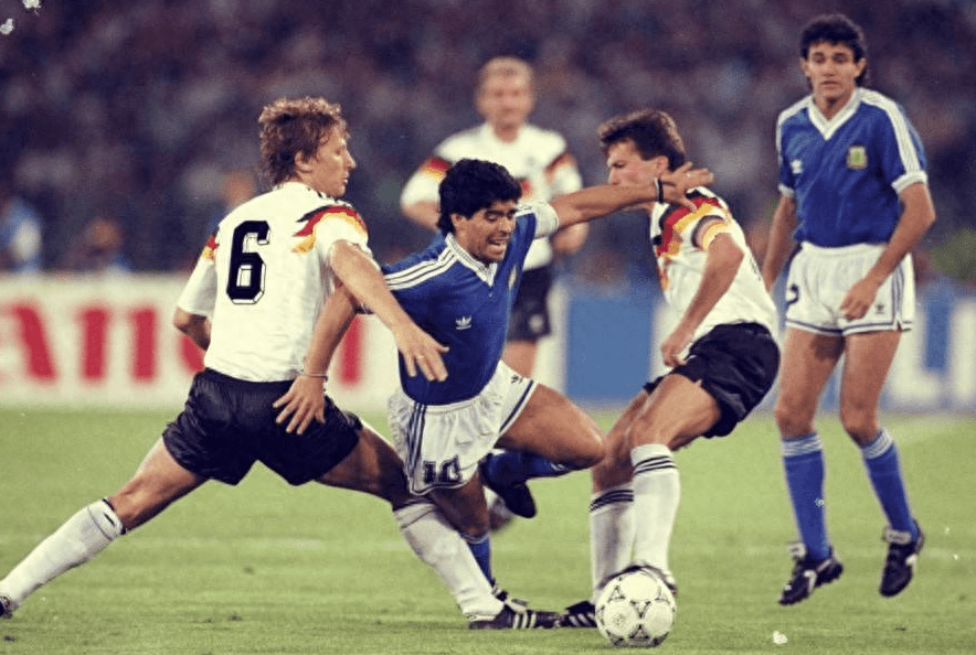 包含足球赛事场面热火朝天，球员实力超群的词条