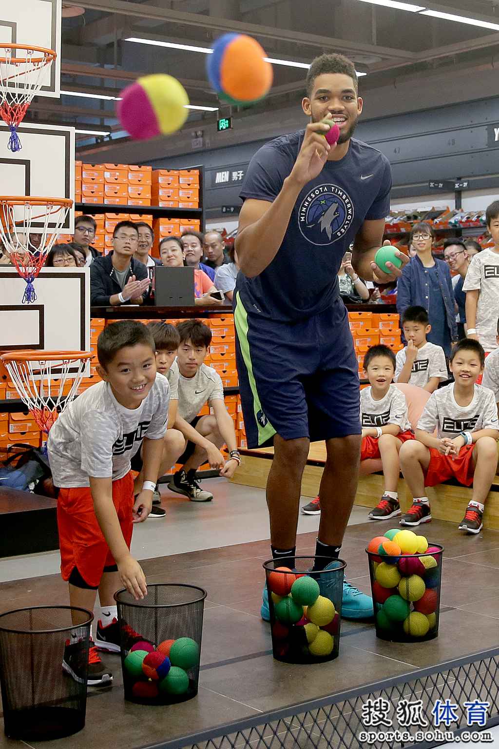 篮网队球员互动频繁,积极备战下一场比赛 篮网队球员互动频繁,积极备战下一场比赛