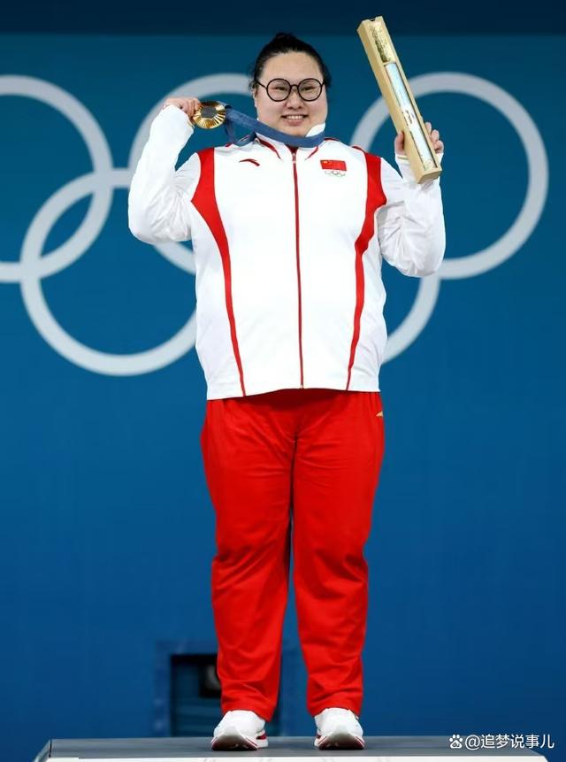 举重女将勇夺银牌,奋力展现实力 举重女将勇夺银牌,奋力展现实力