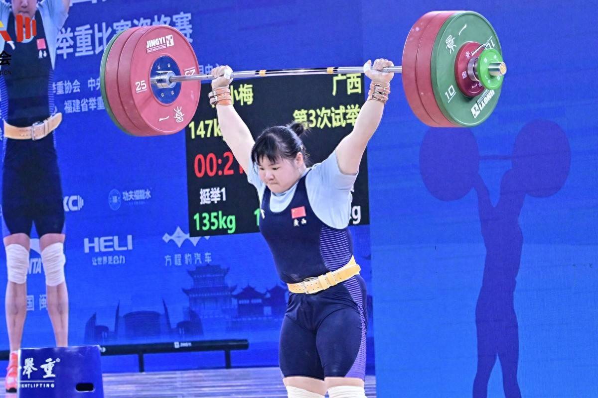 举重女将勇夺银牌,奋力展现实力 举重女将勇夺银牌,奋力展现实力