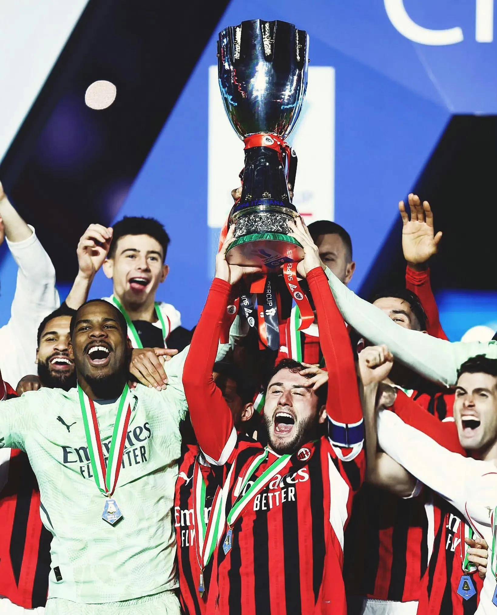 包含AC米兰新赛季防线再添力量,签下两位经验丰富的后卫的词条 包含AC米兰新赛季防线再添力量,签下两位经验丰富的后卫的词条