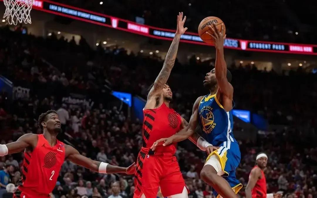 勇士惨败开拓者,库里9投仅1中 勇士惨败开拓者,库里9投仅1中