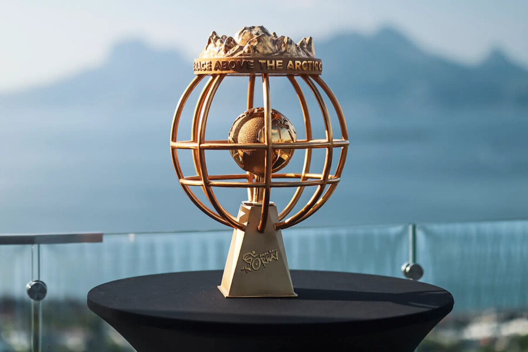 比利时选手在自行车比赛中斩获奖杯